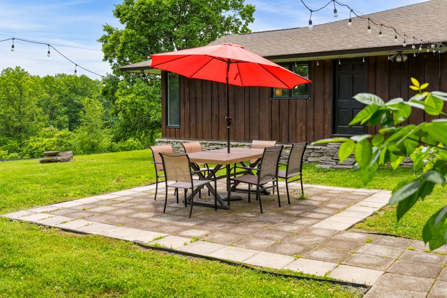 Patio dining on the lawn